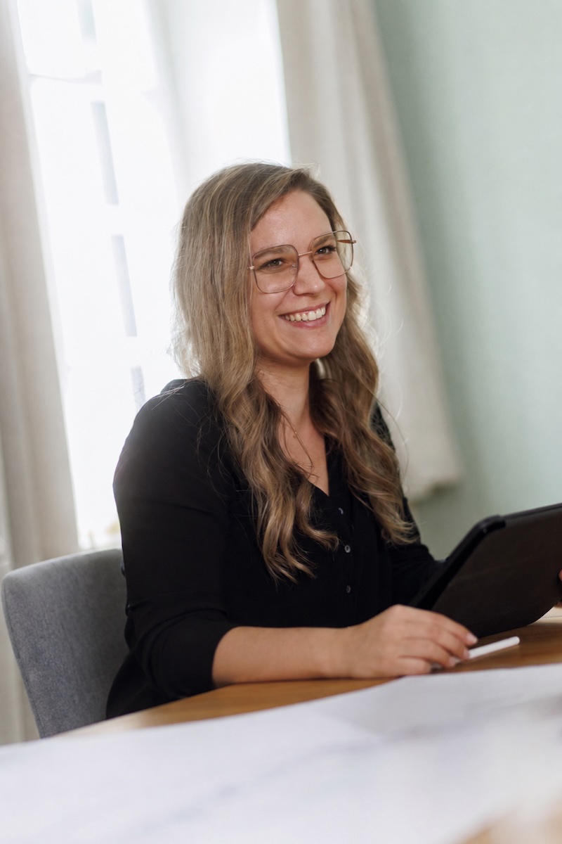 Anika-Szokoll-1C7A3647-sz-hausverwaltung-retouschiert Anika Szokoll