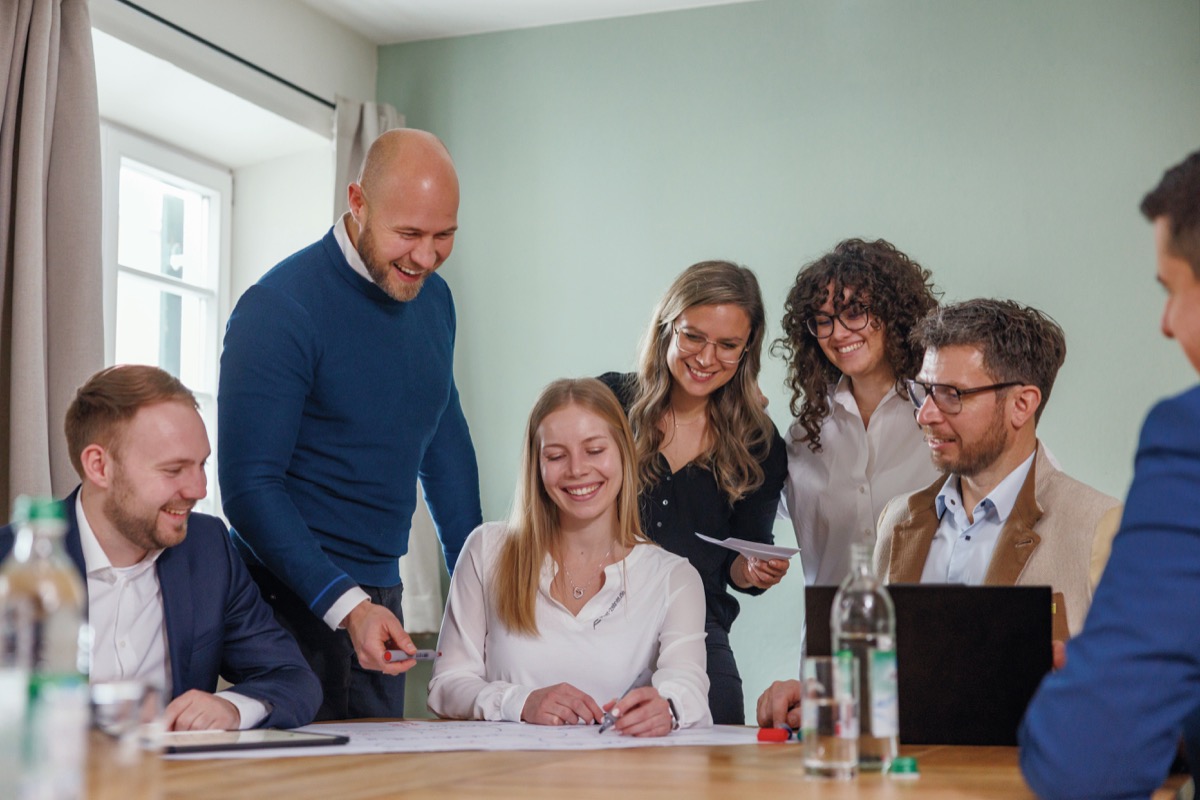 Gruppenfoto – 1C7A3842-sz-hausverwaltung Team von Immobilienexperten